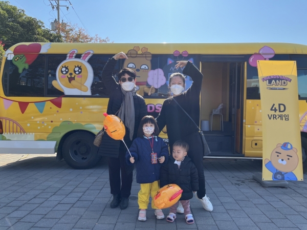 장흥군 거주 아동 및 가족들이 '4D VR 게임 버스'를 체험하고 있다. 사진=카카오게임즈 제공