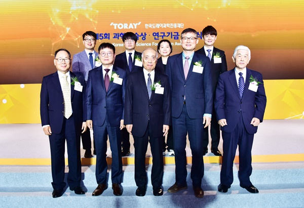 앞줄 왼쪽부터 이영관 이사장, 김동호 교수, 엔도 모리노부 특별영예교수, 백종범 교수, 닛카쿠 아키히로 도레이 사장 뒷줄 왼쪽부터 정원진 교수, 조승환 교수, 박문정 교수, 유승호 교수.