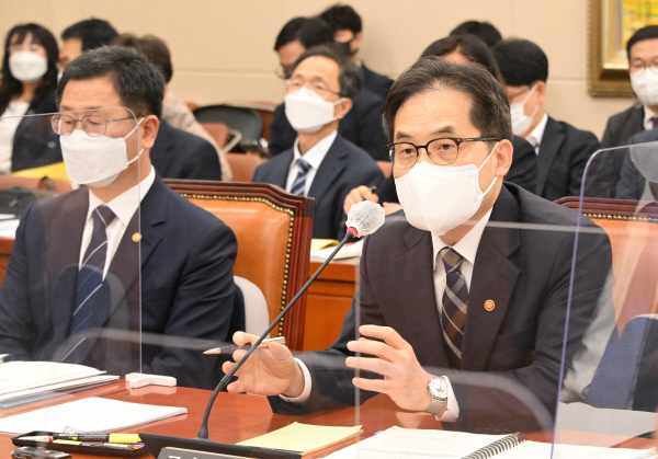 한기정 공정거래위원회 위원장이 지난 7일 국회에서 열린 정무위원회 국정감사에서 의원 질의에 답변하고 있다. 사진=연합뉴스