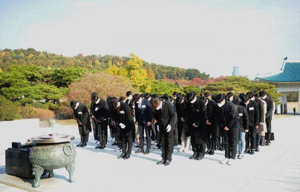 한화시스템 신입사원들이 지난 7일 서울국립현충원에서 참배 및 묘역 정화 활동을 진행했다. 사진=한화시스템 제공.