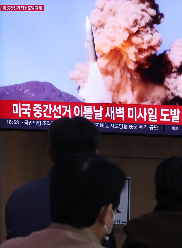 북한이 동해상으로 미상의 탄도미사일을 발사했다고 합동참모본부가 밝힌 지난 9일 오후 서울역 대합실에서 시민들이 관련 뉴스를 보고 있다. 사진=연합뉴스