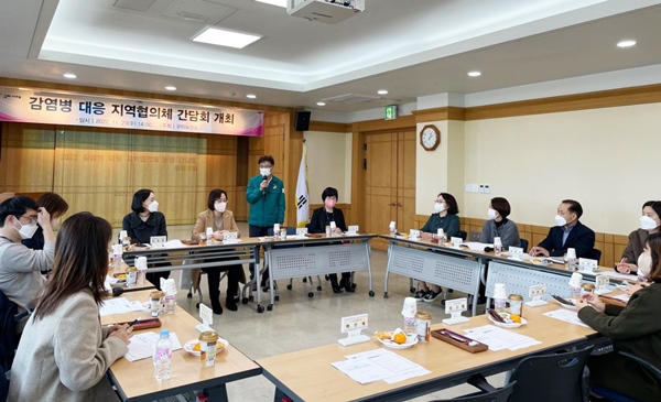 구미시는 지난 23일 오후 2시 구미보건소 열린 마당에서 감염병 대응 지역협의체 운영간담회에서 권준경 구미보건소 보건행정과장이 인사말을 하고 있다.