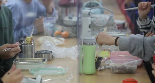 전국학교비정규직연대회의 총파업으로 급식이 중단된 한 초등학교에서 학생들이 점심으로 도시락을 먹고 있다. 사진=연합뉴스.