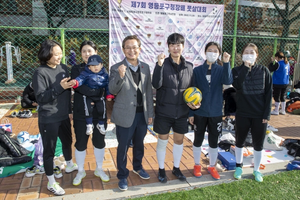 최호권 영등포구청장(왼쪽에서 세 번째)이 26일 오전 대림운동장 축구장에서 열린 제7회 영등포구청장배 풋살대회에 참석해 선수들과 관계자들을 격려하고 있다. 사진=영등포구 제공