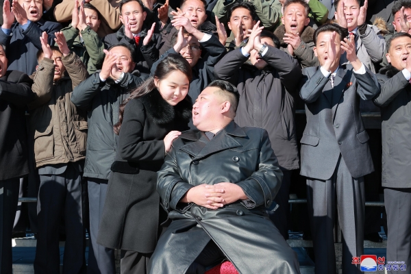 27일 조선중앙통신에 따르면 김정은 국무위원장이 둘째 딸 김주애와 함께 대륙간탄도미사일(ICBM) '화성-17형' 발사에 참여했던 공로자들과 기념사진을 찍고 그들의 노력을 평가했다. 사진=연합뉴스