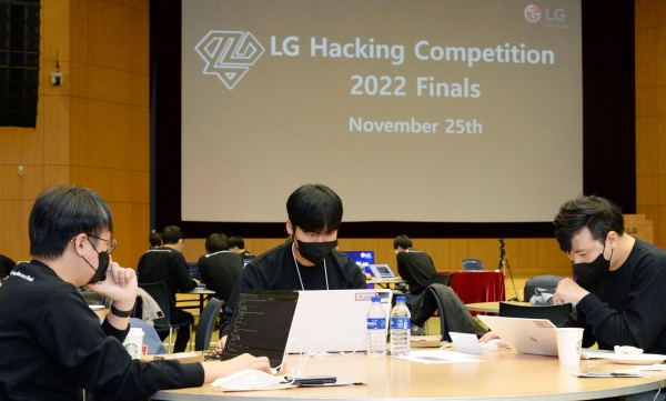 LG전자가 사이버보안의 중요성 인식 제고는 물론 SW 개발자들의 역량 향상, 우수 인재 발굴을 위해 최근 서울 양재동 소재 서초R&D캠퍼스에서 ‘LG 해킹대회 2022’를 열었다. 사진=LG전자 제공
