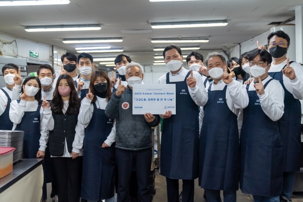 '콜마 커넥트 위크' 기간 중 콜마 임직원들이 배식 봉사활동 후 함께 사진을 찍고 있다. 사진=콜마그룹 제공