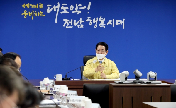 사진=김영록지사가 가뭄대책 상황보고회에서 대책을 지시하고 있다.