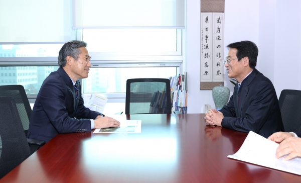 사진=지난 25일 강진원 강진군수가 김승남 의원을 만나 지역 현안사업의 필요성을 설명하고 국비 반영을 건의했다.