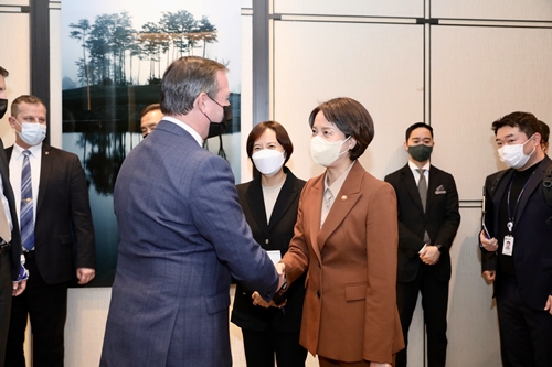 (왼쪽부터)기욤 룩셈부르크 대공세자와 이영 중기부 장관이 28일 서울 종로구 포시즌스호텔에서 만나 인사를 나누고 있다. 사진=중기부 제공