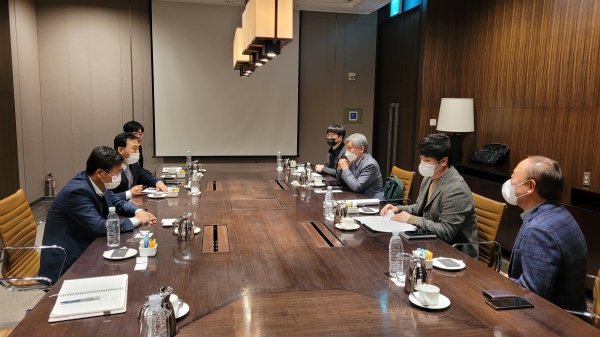 사진=강진군과 ㈜동승파크앤리조트가 지난 24일 투자자와 관계자 등과 함께 강진 웰니스 테마파크 조성을 위한 회의를 진행했다.