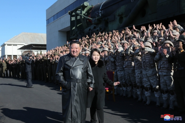 북한 김정은 국무위원장이 지난 18일 대륙간탄도미사일(ICBM) '화성-17형' 발사에 참여했던 공로자들과 기념사진을 찍는 자리에 둘째 딸 김주애를 대동했다. 사진=연합뉴스