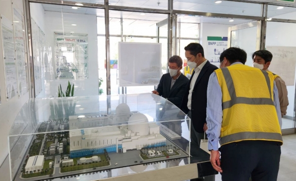이재용 회장이 삼성물산 참여하는 UAE 바라카 원전 프로젝트 건설 현장에서 모형도를 보며 설명을 듣고있다. 사진=삼성전자 제공