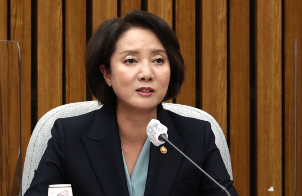 이영 중소벤처기업부 장관이 지난달 9일 서울 여의도 국회에서 열린 납품단가 연동제 도입 관련 민당정협의회에서 인사말을 하고 있다. 사진=연합뉴스 제공