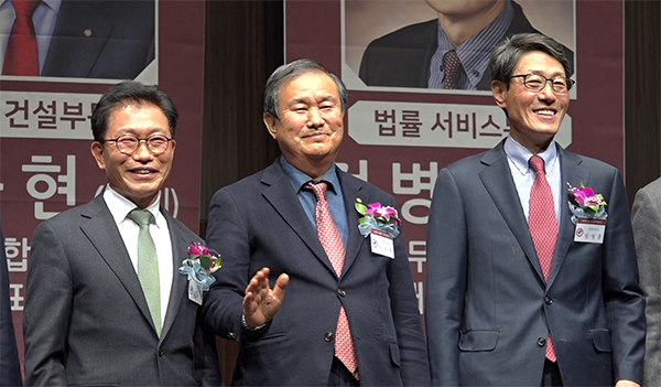(왼쪽부터 순서대로) 제34회 최고경영대상을 받은 송재현 대현회계법인 대표이사, 박승현 영진종합건설 대표이사, 정병훈 법무법인 민주 대표변호사. 사진=매일TV 영상 캡처.