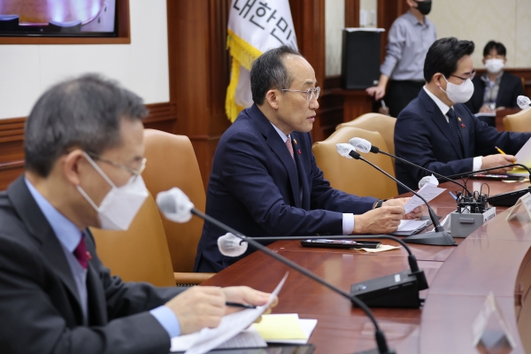 추경호 경제부총리 겸 기획재정부 장관이 14일 정부서울청사에서 열린 비상경제장관회의를 주재하고 있다. 사진=연합뉴스
