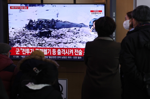 지난달 26일 서울역 대합실에서 시민들이 북한 무인기 영공 침범과 관련된 뉴스를 시청하고 있다. 사진=연합뉴스