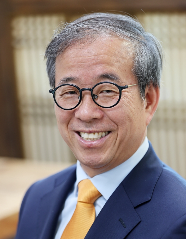동국대학교 제20대 총장으로 선임된 동국대 국어교육과 윤재웅 교수. 사진=동국대 제공
