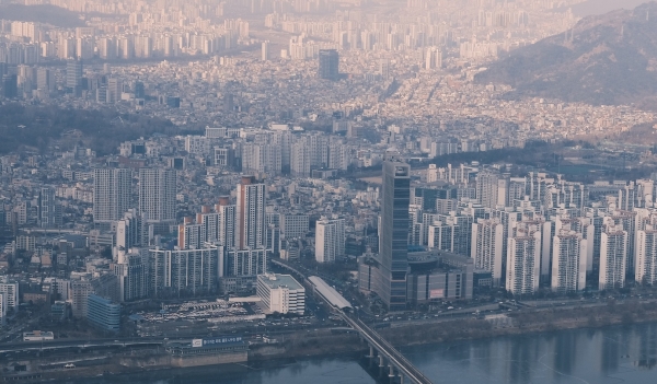사진은 이날 롯데월드타워 서울스카이 전망대에서 바라본 서울 시내 아파트 모습.