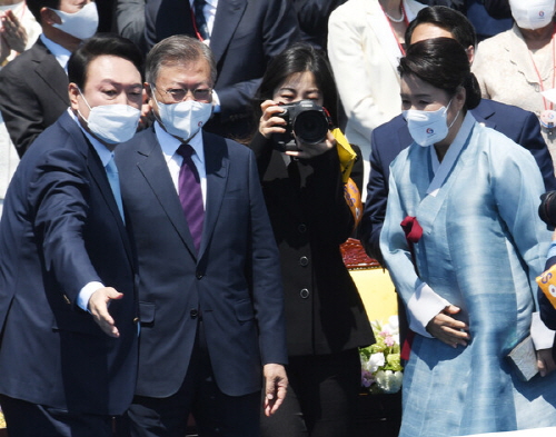 윤석열 대통령과 문재인 전 대통령 내외. 사진=연합뉴스