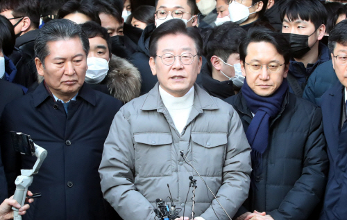 더불어민주당 이재명 대표가 18일 오후 설 명절을 앞두고 서울시 마포구 망원시장을 방문, 취재진의 질문에 답변하고 있다. 사진=연합뉴스