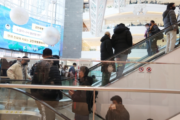 서울의 한 쇼핑몰에 들어서는 시민들. 사진=연합뉴스