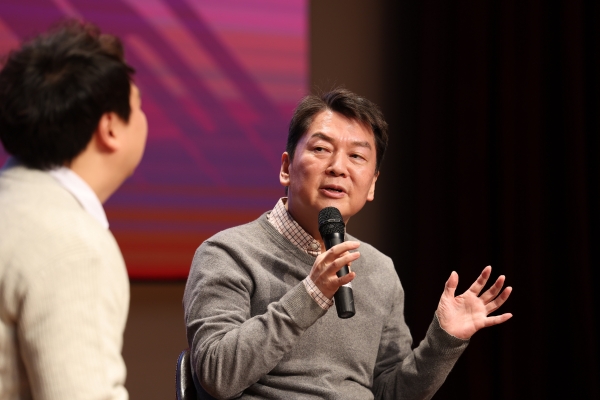 국민의힘 당권 주자인 안철수 의원(가운데)이 29일 경기도 양주시 경기섬유종합지원센터에서 열린 수도권 청년들의 미래를 위한 토크 콘서트에서 질문에 답하고 있다. 사진=연합뉴스