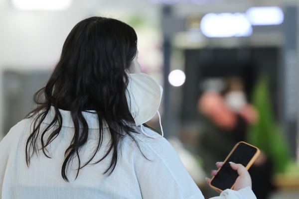 실내 마스크 착용 의무 해제가 오는 30일 시행되는 가운데 24일 인천공항에서 한 시민이 마스크를 벗은 채 이동하고 있다. 사진=연합뉴스