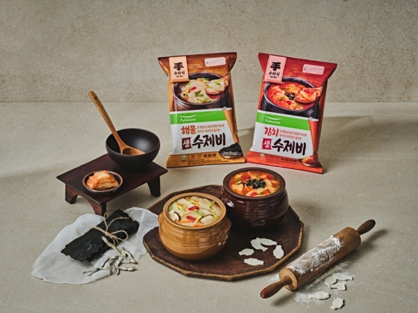 겨울면 라인업을 확장시킨 쫄깃한 식감의 풀무원 생 수제비 2종 (왼쪽 해물 생 수제비, 오른쪽 김치 생 수제비). 사진=풀무원 제공