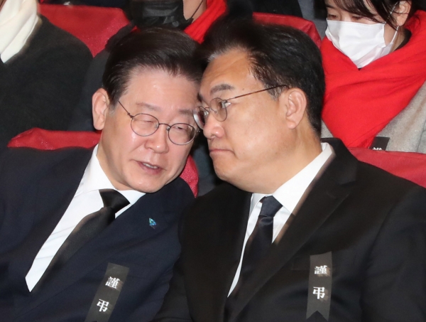 5일 오전 국회 의원회관 대회의실에서 열린 10.29 이태원 참사 국회추모제에서 국민의힘 정진석 비대위원장과 더불어민주당 이재명 대표가 대화하고 있다. 사진=연합뉴스