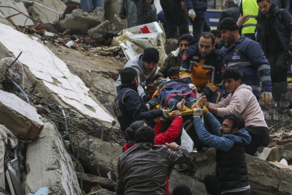 강진으로 무너진 튀르키예 건물서 부상자 옮기는 구조대원들. 사진=연합뉴스
