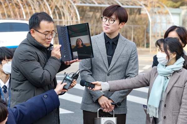베트남전쟁 당시 한국군의 민간인 학살 피해 생존자인 응우옌 티탄씨가 7일 오후 서울 서초구 서울중앙지법에서 열린 대한민국 상대 민사소송 1심 선고 공판에서 일부 승소한 뒤 화상 연결을 통해 소감을 말하고 있다. 사진=연합뉴스.