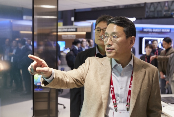 조주완 LG전자 사장이 스페인 바르셀로나에서 열린 유럽 최대 디스플레이 전시회 ‘ISE 2023’을 찾아 공간별 최적 솔루션 등 업계 동향과 최신 기술 트렌드를 파악하며 B2B 사업의 중장기 전략과 현안을 챙기는 모습. 사진=LG전자 제공