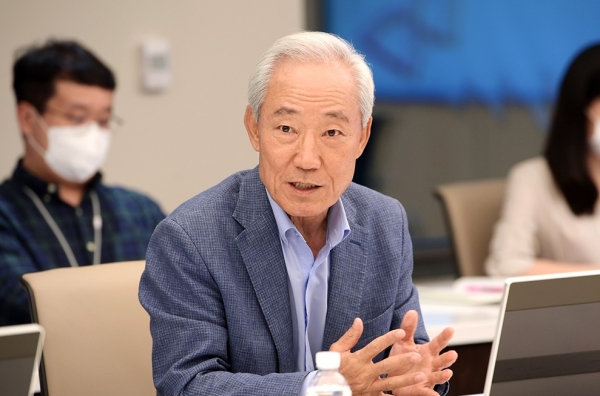 SK이노베이션 이사회 김종훈 의장이 지난해 10월 아시아기업지배구조연합 회원사들과 ESG경영 현황 및 성과에 대한 회의를 진행하고 있다. 사진=SK이노베이션 제공