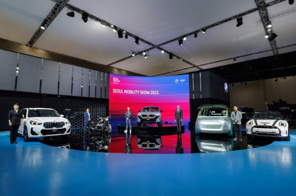 왼쪽부터 BMW 코리아 브랜드 고객 부문 총괄 주양예 본부장, BMW 모토라드 코리아 총괄 황영기 본부장, BMW M 프란치스커스 반 밀 사장, BMW 그룹 코리아 베른하르트 테리엣 부사장, MINI 코리아 총괄 조인철 본부장