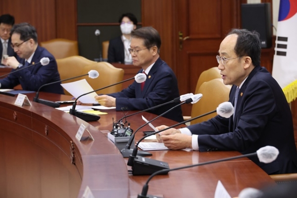 추경호 경제부총리 겸 기획재정부 장관이 6일 정부서울청사에서 열린 비상경제장관회의를 주재하고 있다. 사진=연합뉴스