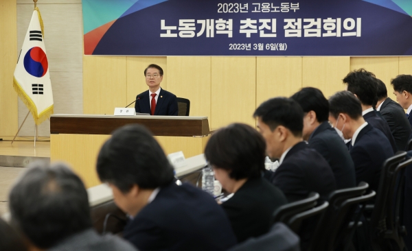 이정식 고용노동부 장관이 지난 6일 서울 중구 서울고용노동청에서 열린 노동개혁 추진 점검 회의에 참석해 발언하고 있다. 윤석열 정부는 노동 부문을 포함한 다양한 영역의 경영계의 애로를 반영한 규제 개혁을 추진 중이다. 이 가운데 새로운 협·단체 체제가 업계의 목소리를 지속해 전달할 수 있을지에 관해 이목이 집중되고 있다. 사진=연합뉴스 제공