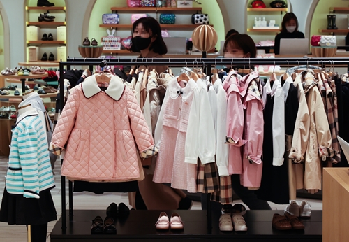 서울 서초구 신세계백화점 아동복 매장에서 시민들이 쇼핑하고 있다. 사진=연합뉴스