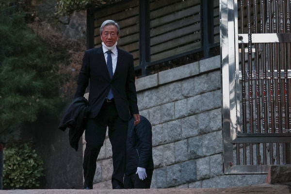 정몽준 아산재단 이사장이 20일 오후 정주영 현대그룹 명예회장 22주기 제사가 치러지는 서울 종로구 청운동 자택으로 들어가고 있다. 사진=연합뉴스