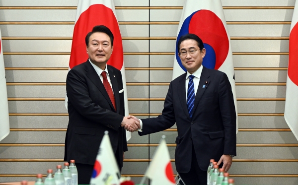윤석열 대통령과 기시다 후미오 일본 총리가 지난 16일 일본 도쿄 총리 관저에서 열린 한일 확대 정상회담에 앞서 기념 촬영을 하며 악수하고 있다. 사진=연합뉴스