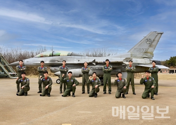 지난 17일 공군 제20전투비행단에서 KF-16 전환 및 작전가능훈련 교육생들이 수료식을 갖고  기념사진을 찍고 있다./제공=공군20전비
