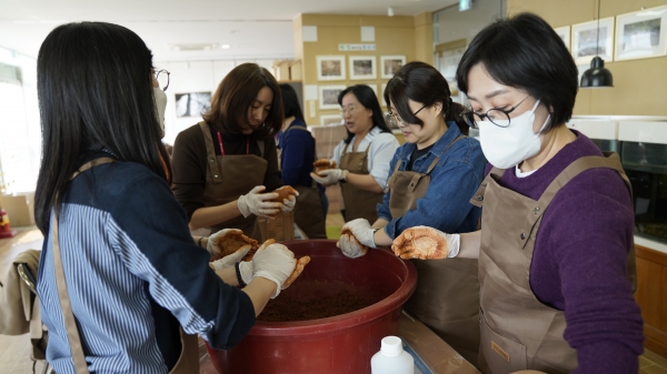 영등포구가 지난 22일 오전 여의샛강 생태체험관에서 세계 물의 날을 맞아 관내 기업과 함께 ‘EM흙공 만들기’ 행사를 진행했다. 사진=영등포구 제공