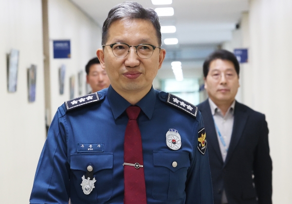 제 2대 경찰청 국가수사본부장으로 임명된 우종수 경기남부경찰청장이 27일 경기도 수원시 경기남부경찰청에서 기자들과 간담회를 위해 이동하고 있다. 사진=연합뉴스