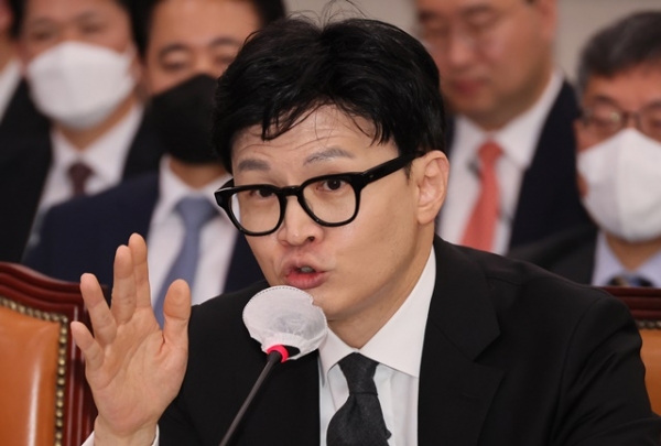 한동훈 법무부 장관 자신의 탄핵 문제를 언급하자 김승원 민주당 의원이 탄핵으로 프레임을 전환하려고 한다고 주장했다. 사진은 한 장관이 27일 오전 국회에서 열린 법제사법위원회 전체회의에서 의원질의에 답변하고 있다. 사진=연합뉴스