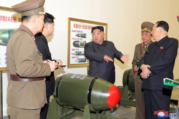김정은 북한 국무위원장이 핵무기병기화사업을 지도하고 핵반격작전계획과 명령서를 검토했다고 조선중앙TV가 지난달 28일 보도했다. 사진=조선중앙TV 화면/연합뉴스
