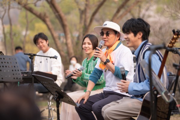 버스킹에 깜짝 출연한 김진태 도지사가 가수 알리의 요청에 즉석에서 노래하고 있다.