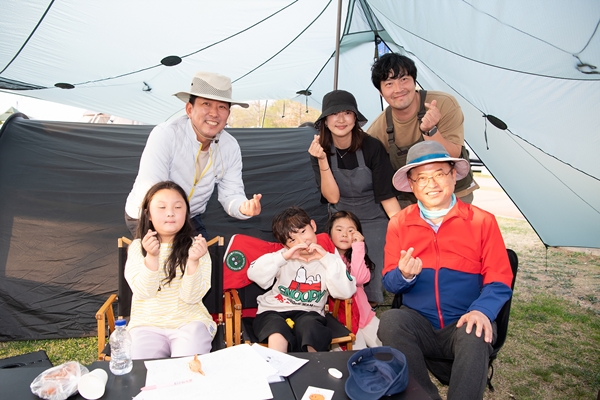 이철우 도지사(오른쪽)와 김장호 구미시장(왼쪽 흰옷)은 아웃도어 캠핑축제장을 찾은 시민 가족과 기념 촬영을 했다.