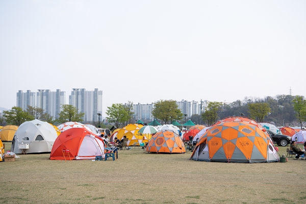 100여개의 돔 텐트