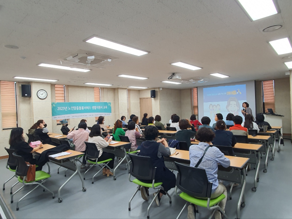 5월 12일 화순노인복지센터 독거노인생활지원사들이 화순군정신건강복지센터 교육실에서 노인 자살예방 생명지킴이 교육을 듣고 있다.(사진제공=화순군)