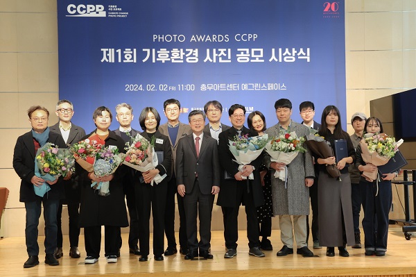 CCPP 시상식 단체사진<br>왼쪽부터/ 윤길중(입선), 석재현(CCPP 예술감독), 박이삭(입선), 임훈(후지필름일렉트로닉이미징코리아 사장), 이지연(CCPP 올해의작가상), 조세현(중구문화재단 사장), 김길성(중구청장), 박주석(한국사진학회 회장), 김철한(입선), 이성용(단사진 대리수상), 차상근(단사진),서제현(청소년), 장소영(포트폴리오-대학생), 김흥구(포트폴리오-일반), 김조안(청소년 대리수상)<br>